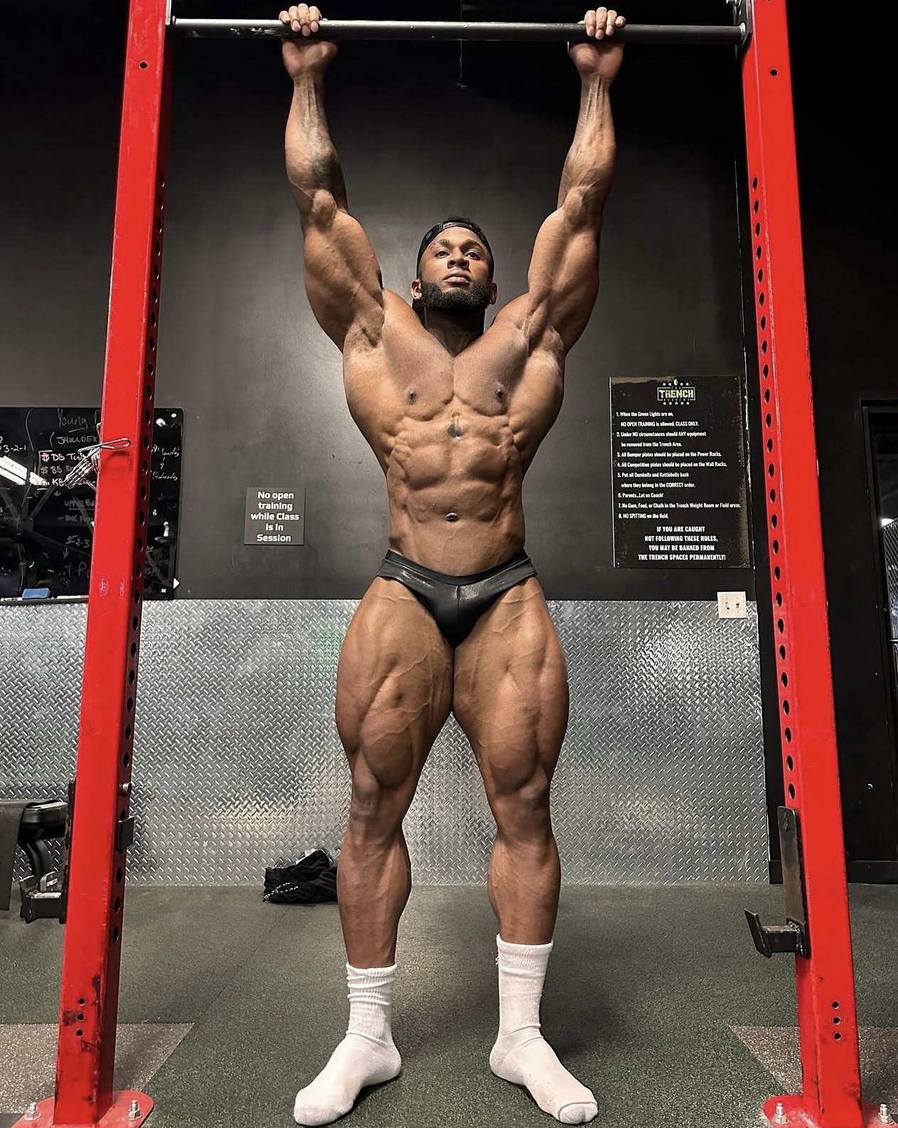 Fabianchy en pose de dominadas mostrando desarrollo completo de torso y piernas
